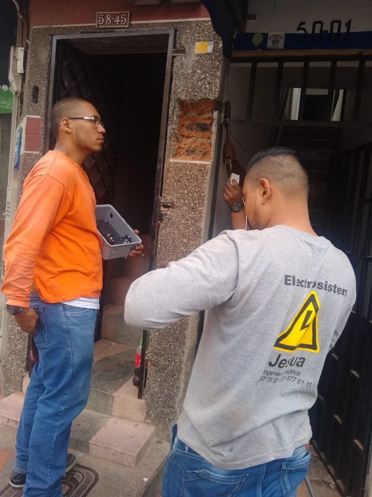 Realizando nuestros servicios eléctricos
