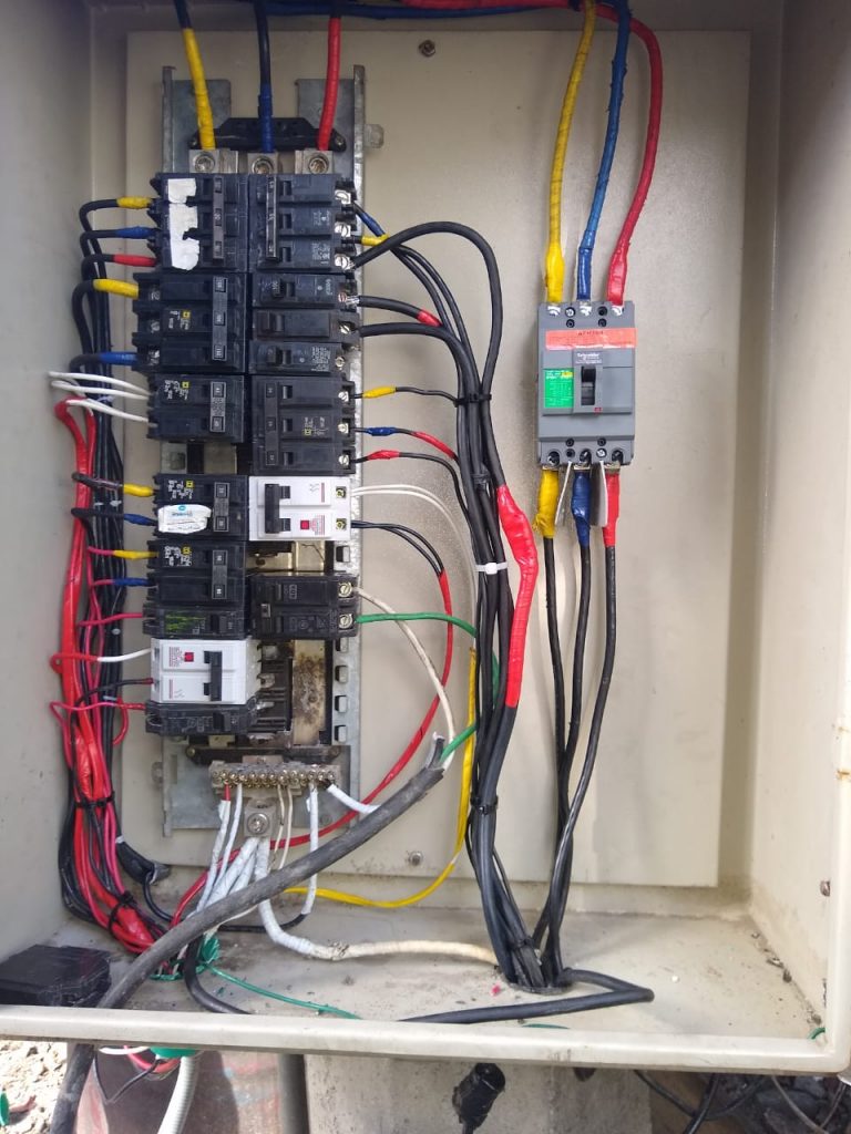 Realizando nuestros servicios eléctricos