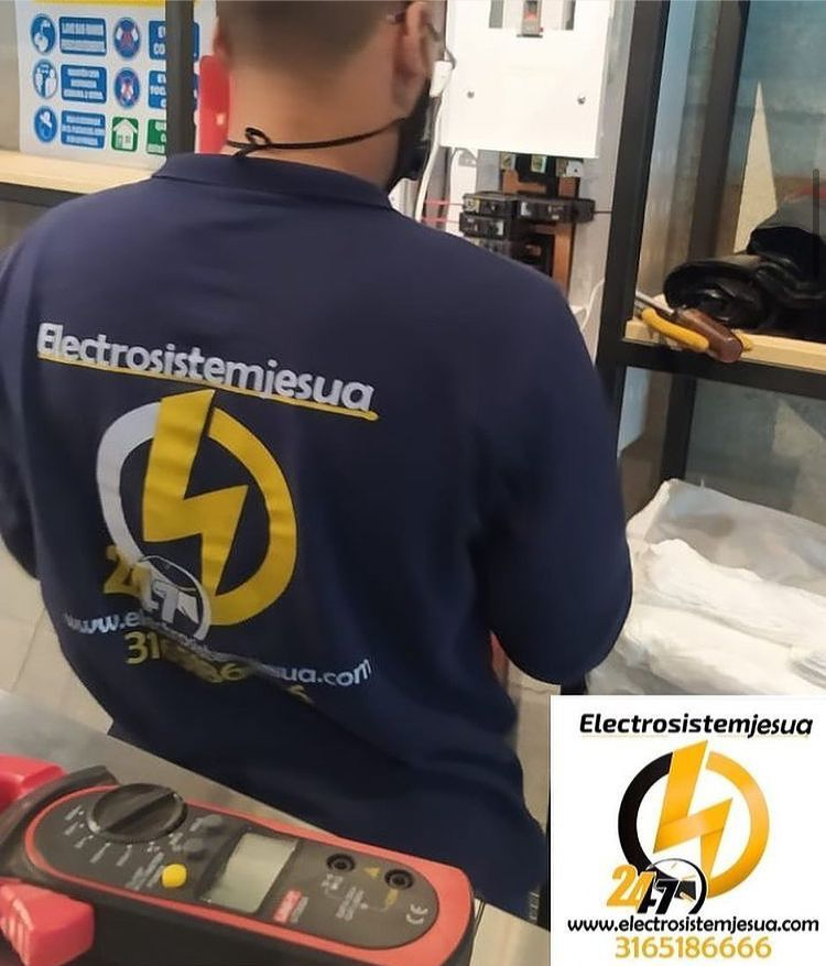 Realizando nuestros servicios eléctricos