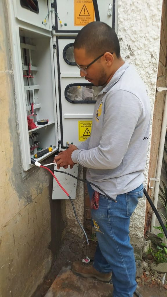 Nuestros especialistas realizando un trabajo eléctrico