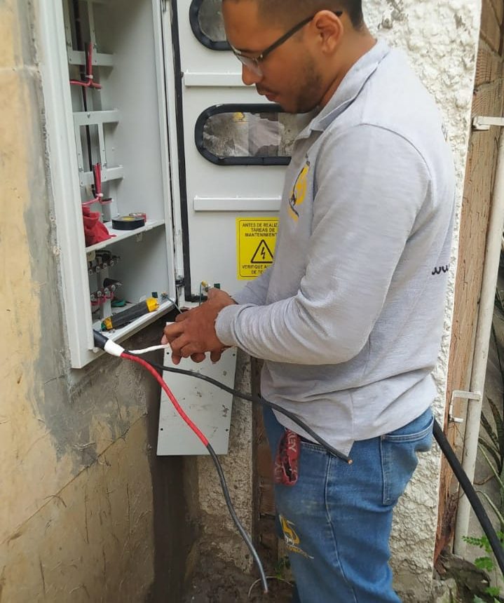 Nuestros especialistas realizando un trabajo eléctrico