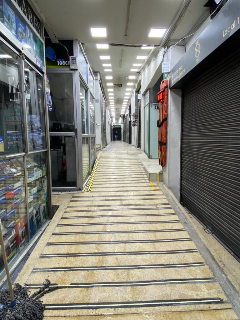 Instalación de conjunto de iluminación para centro comercial