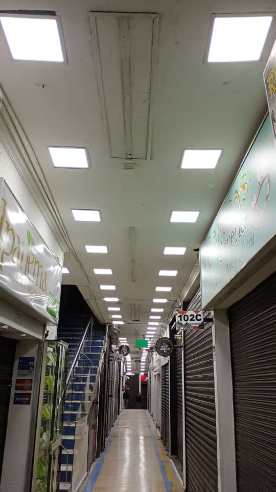 Camino de luces led en pasillo de centro comercial