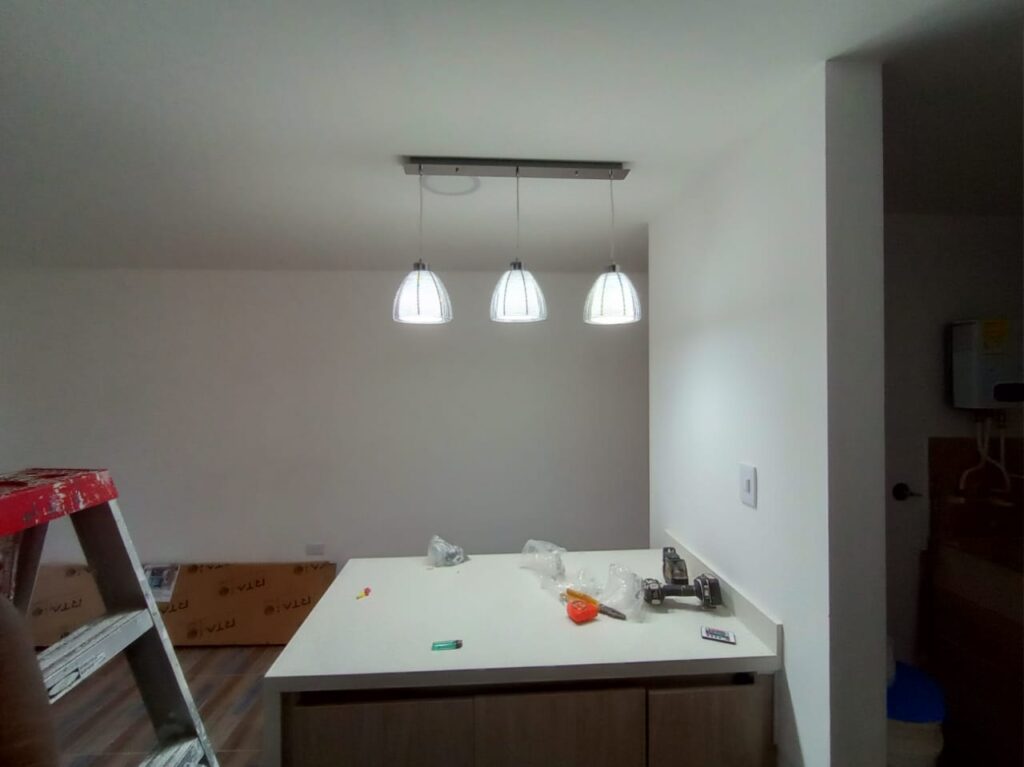 Instalación de iluminación en sala principal